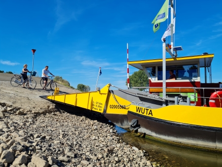 Veerstoep kant Rhederlaag Lathum